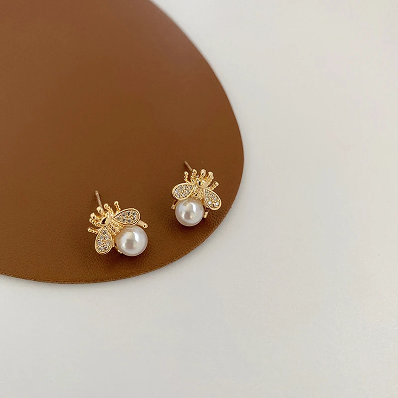 1Pair Fashion Honey Bee Pearl Stud Earrings Women Simplicity Exquisite Elegant Earrings Ladies Wedding Party Birthday Jewelry