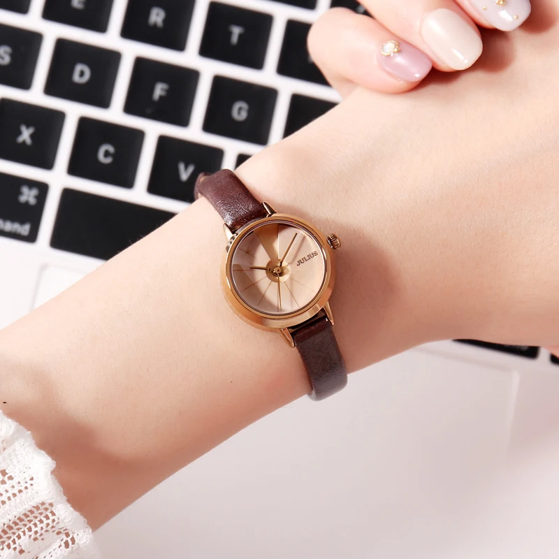 

Women's retro minimalist Korean style fashion watch with leather strap, small quartz watch, women's stainless steel wristwatch.