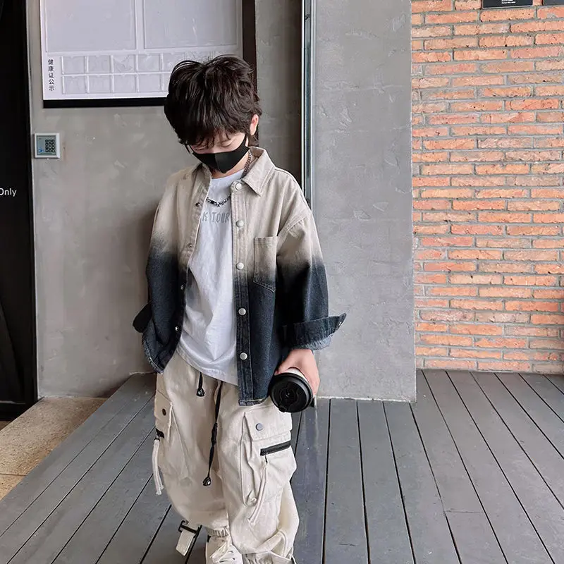 

Джинсовая рубашка на пуговицах для мальчиков, брюки-карго, тонкие топы на весну и осень, издание 2025, новые детские цветные костюмы среднего размера с постепенным размером