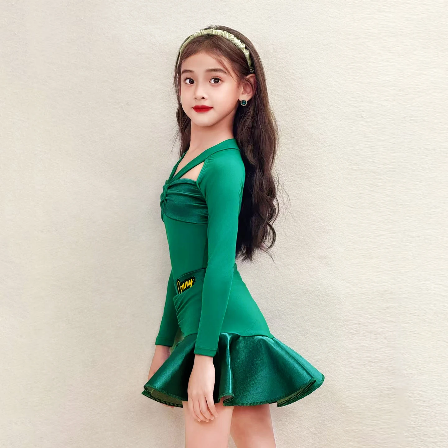Ropa de baile latino para niña, ropa de actuación verde para escenario, traje de baile de manga larga para chico, traje hueco, leotardo, práctica con volantes