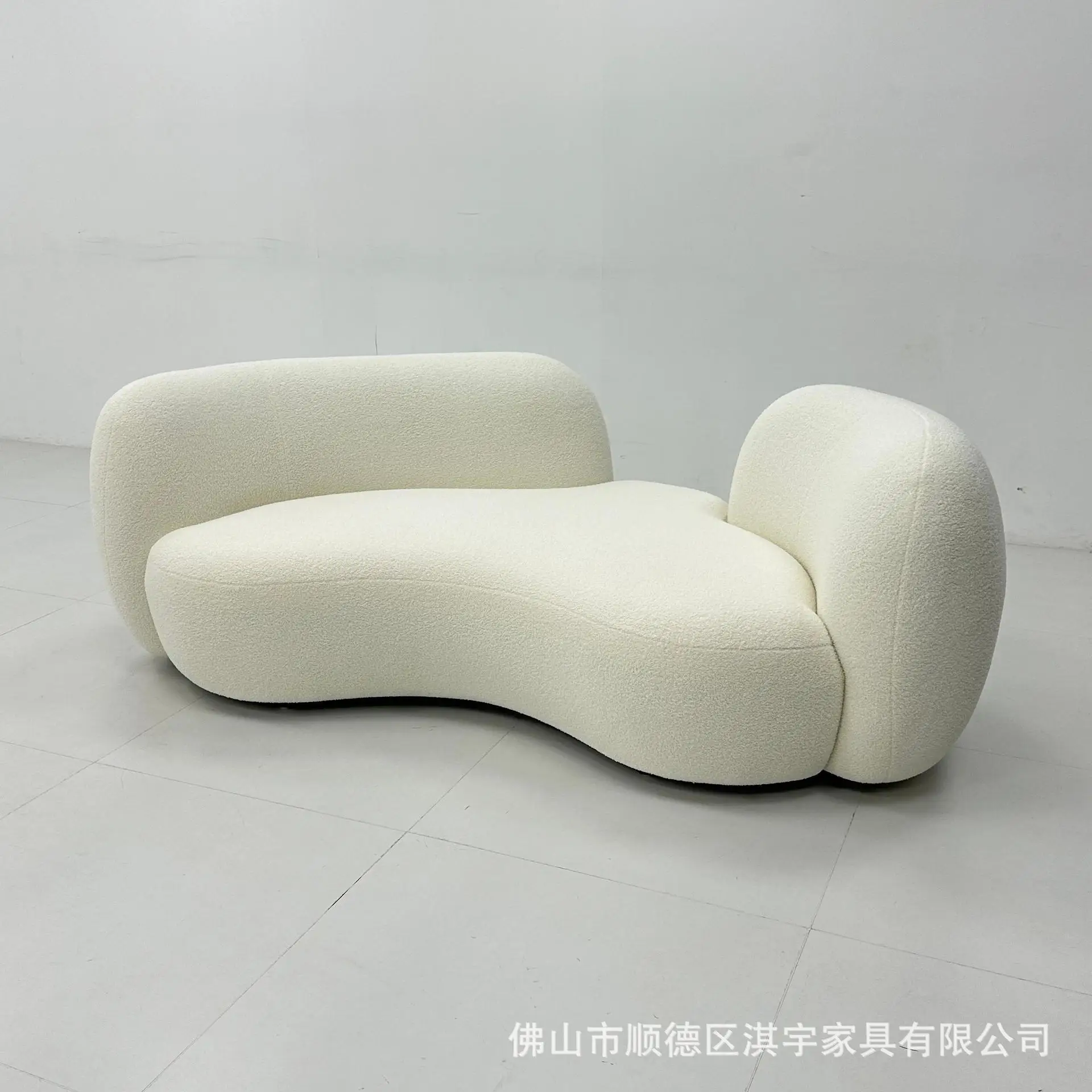 

Cream wind curved sofa Modern simple living room B & B apartment Designer furniture Fabric special-shaped sofa