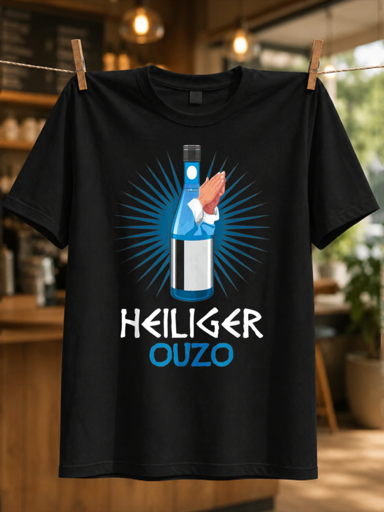T-shirt unisexe avec motif de mains en prière Heiliger Ouzo, bouteille bleue et faisceaux lumineux, humoristique, sacré, grec, humoristique, sur le thème de l'alcool.