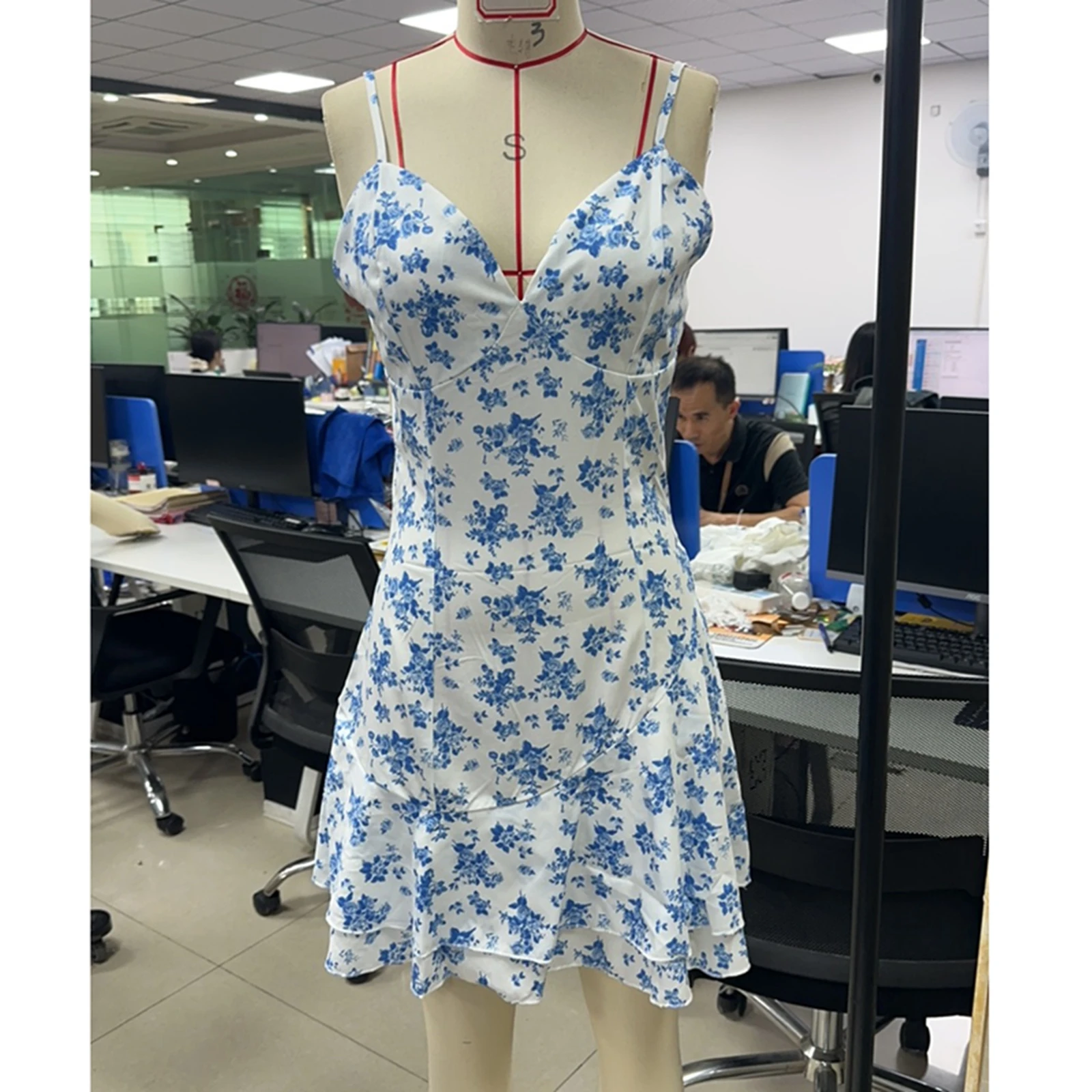 ผู้หญิง Ruffle Bodycon Cami ชุดเดรสแขนกุดลึก V คอชุดมินิสําหรับวันหยุดชายหาดฤดูร้อนปาร์ตี้สวมใส่ทุกวันกิจกรรมกลางแจ้ง