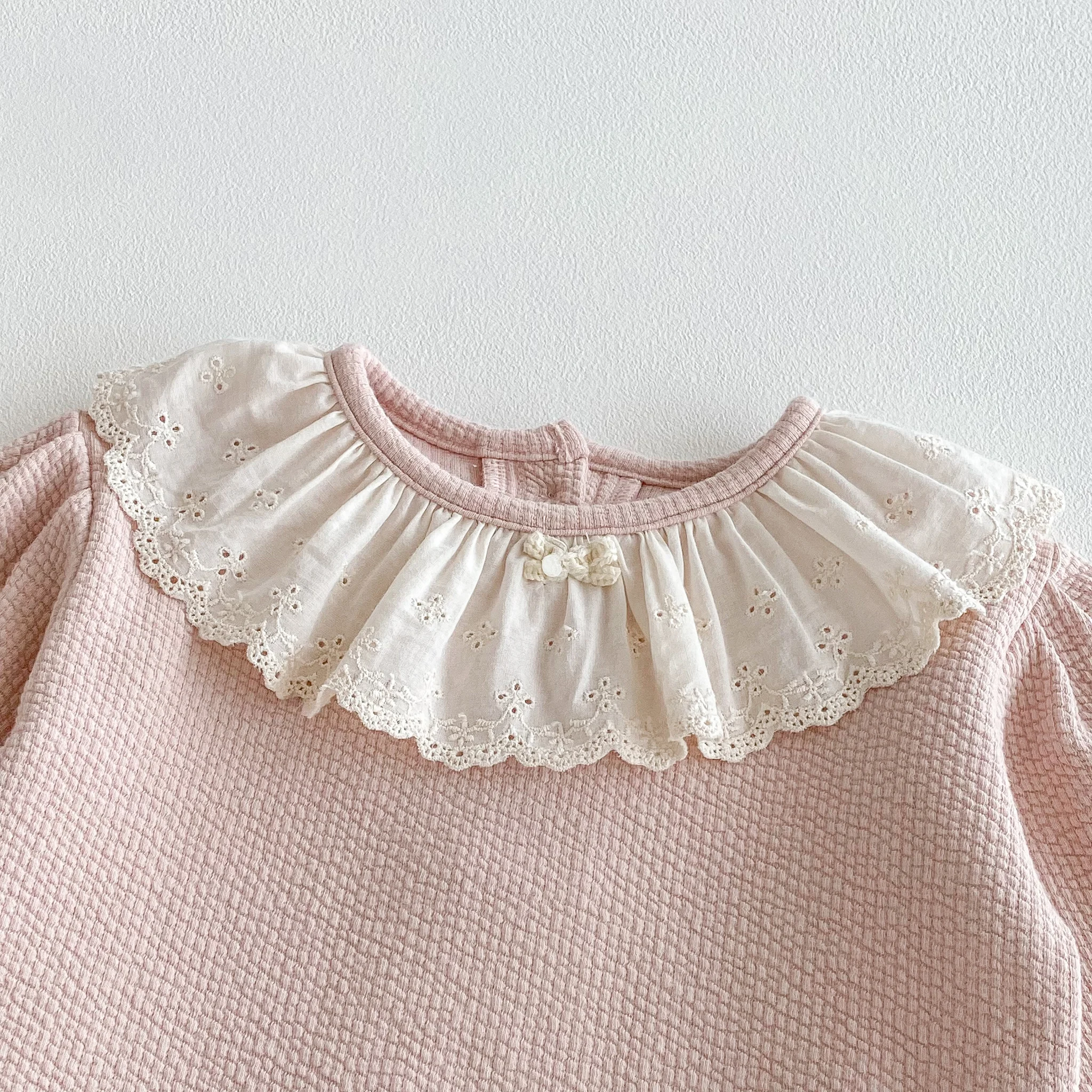 Frühlings- und Herbst-Set im Koreanischen Stil: Niedliches Baby-Sweatshirt mit Spitzenbesatz und Puppenkragen sowie Jogginghose – Detail 5
