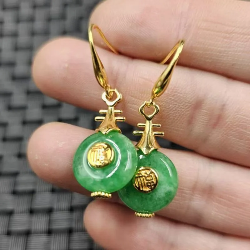 

Классические изумрудно-зеленые серьги с синими нефритовыми элементами и застежкой-карабином, а также серьги в подарок на праздничную вечеринку для друзей.