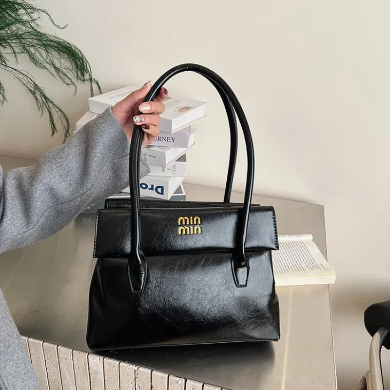 

Graceful Sleek Handbag Office Commuting Business Meeting 2025 New Model Stylish Exquisite Glamorous Timeless