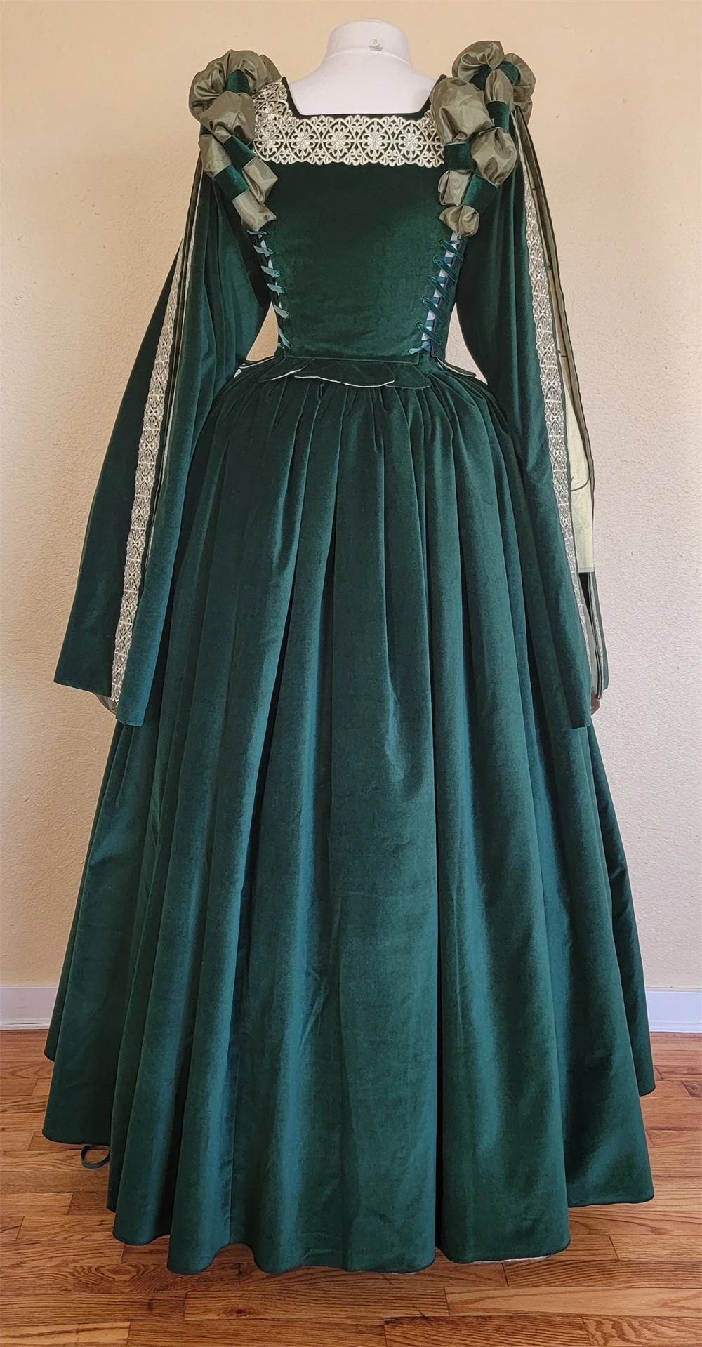 Green Tudor Elizabethan Costume Women Historical Royal Court Tudor Queen Costume Medieval Dress Vintage Renaissance Ball Gown