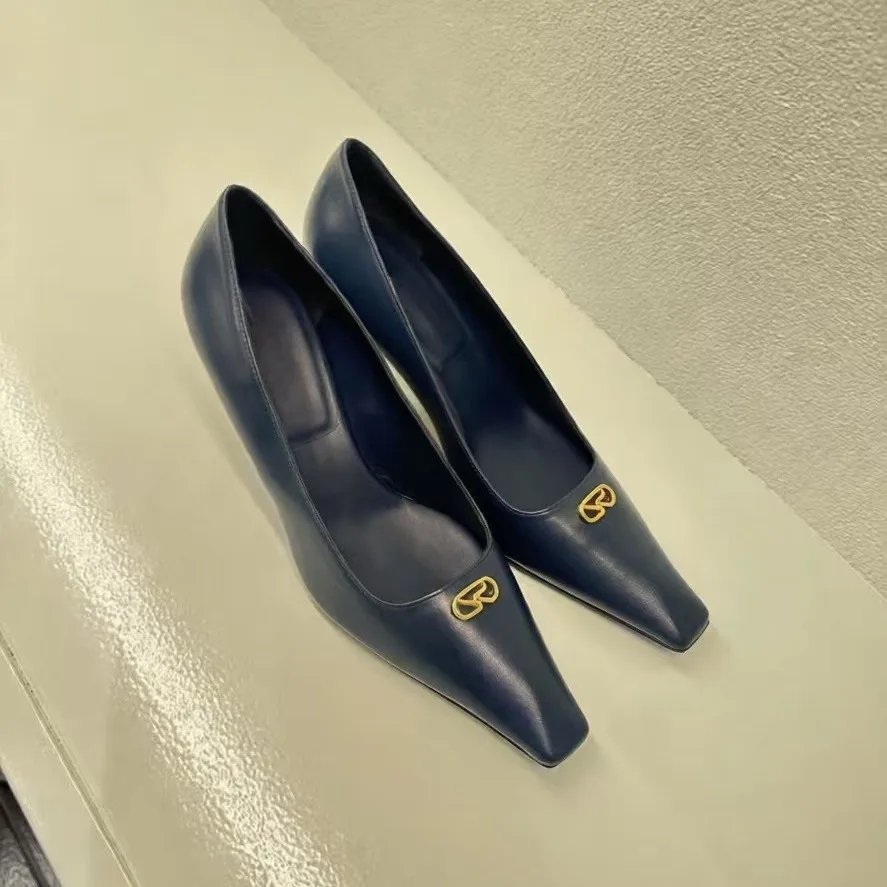 2026 Frühjahr/Sommer Neue Damen Schwarze High Heels, Dünner Absatz, Kleine Quadratische Spitze, Metallverzierung Slip-On Elegante Alltags-Pumps