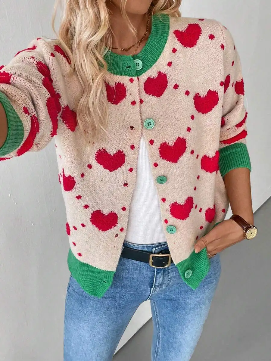 

Кремовый вязаный кардиган с узором в виде красных сердечек, свободный крой, зеленая отделка.
