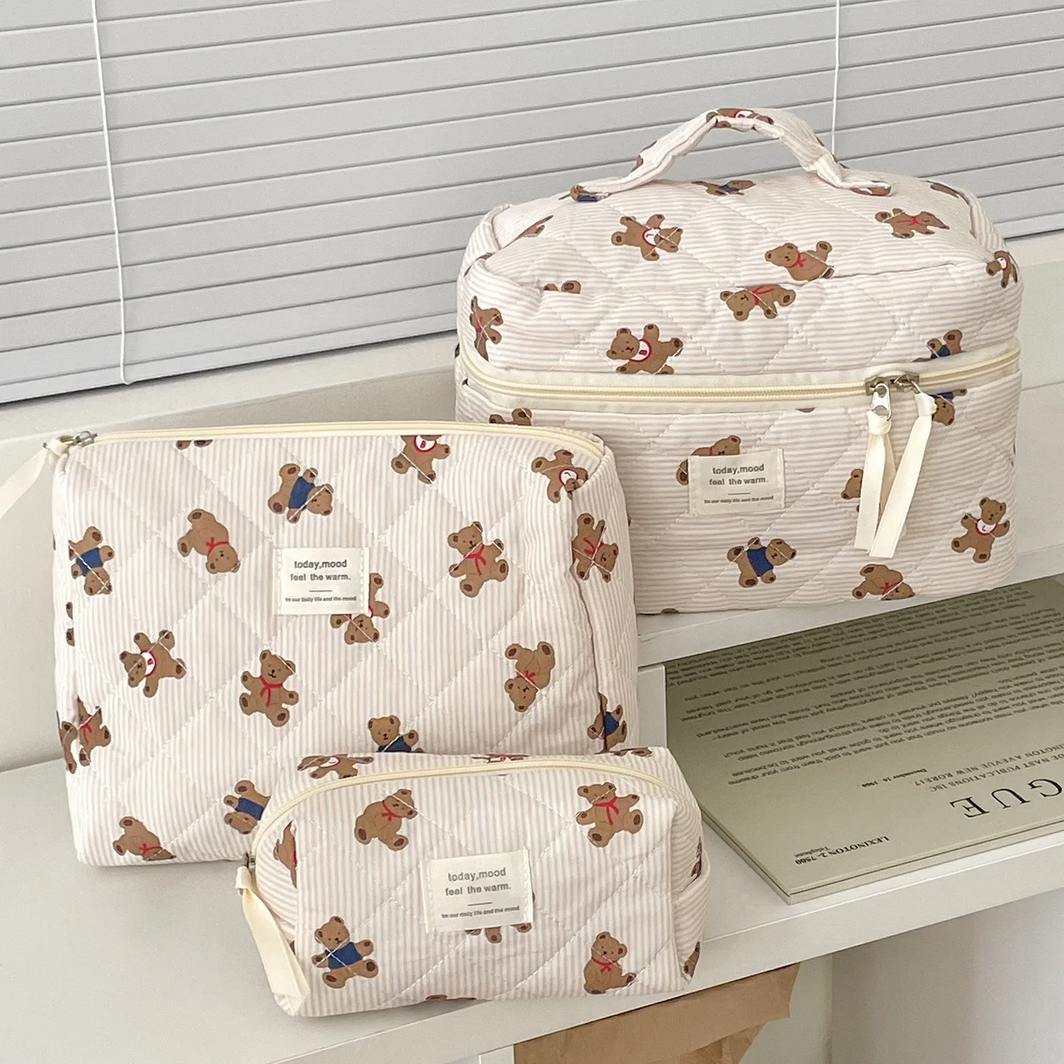 Cross-border bow bear cosmetic bag, high-value cartoon large-capacity toilet bag, cute student portable toilet bag.