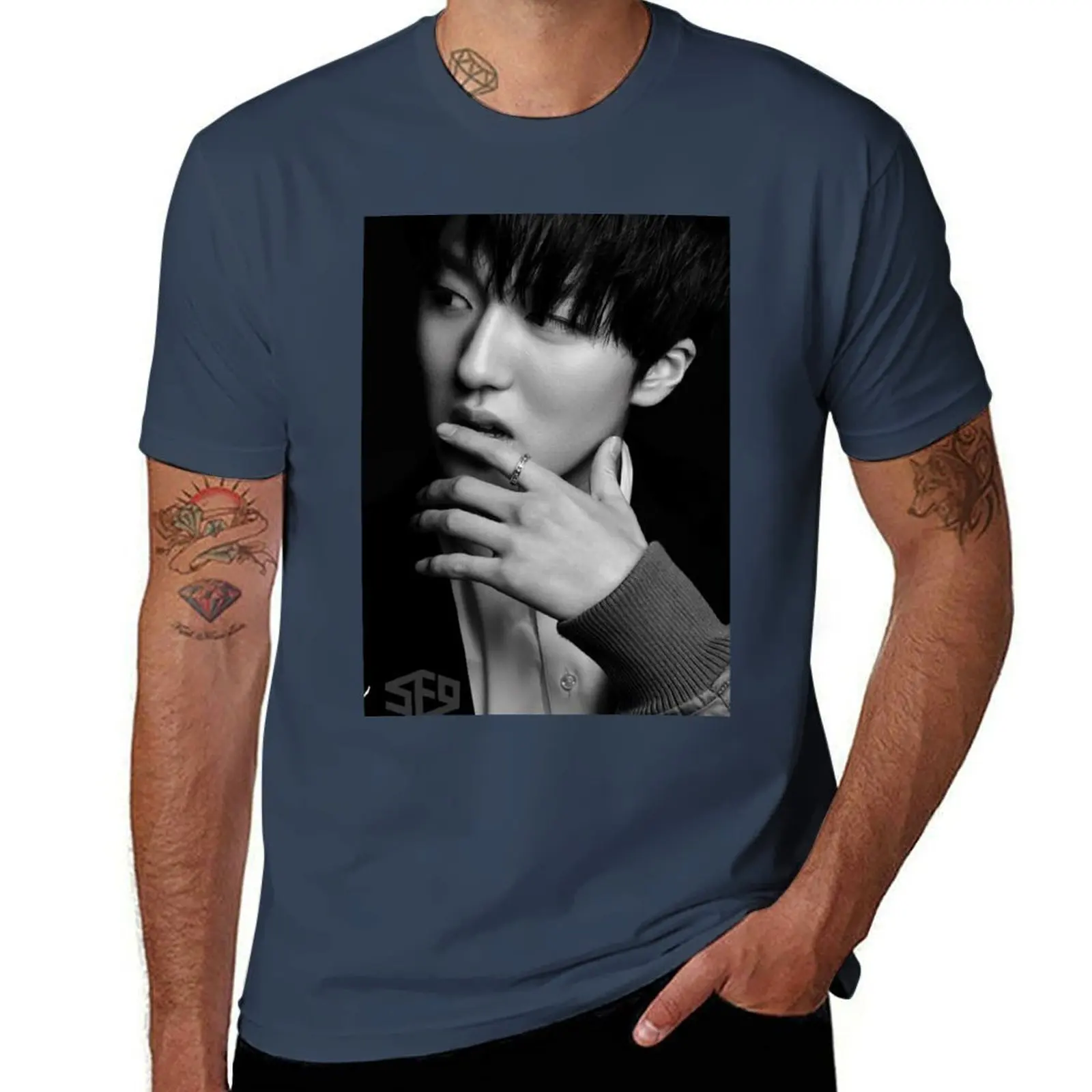 Camiseta Chani SF9 con estampado de arte lineal simple