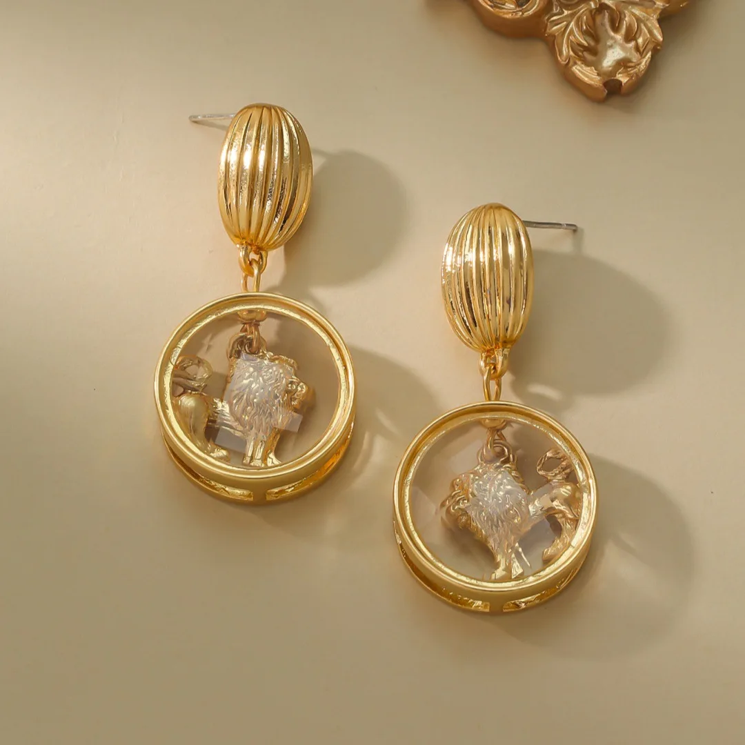 

Золотые землистые серьги с изображением льва