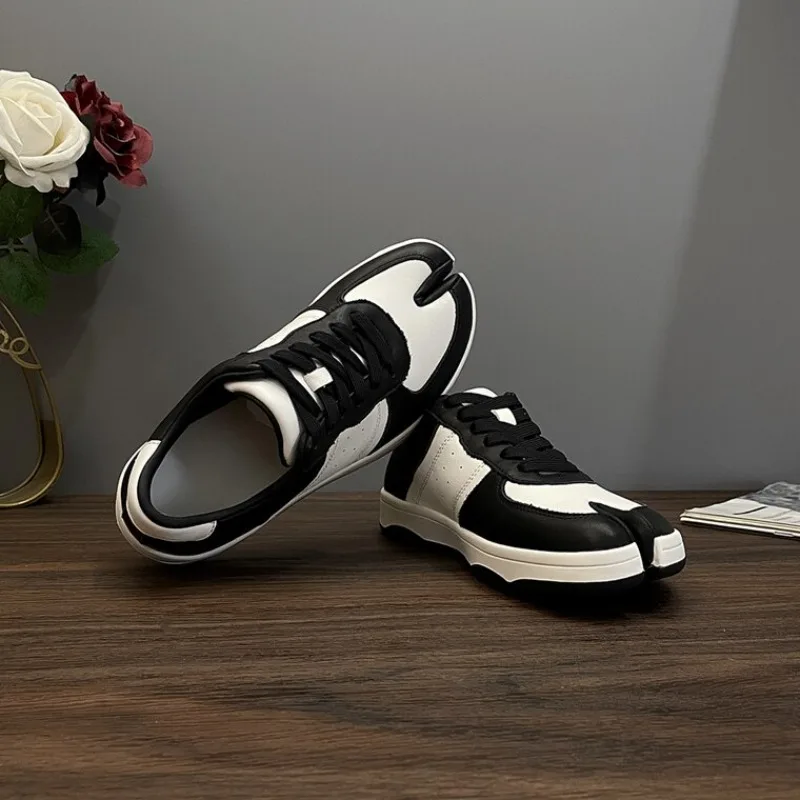 Women Split-Toe Sneakers Genuine Leather Patchwork Pig-Toe Shoes Flat Casual Shoes