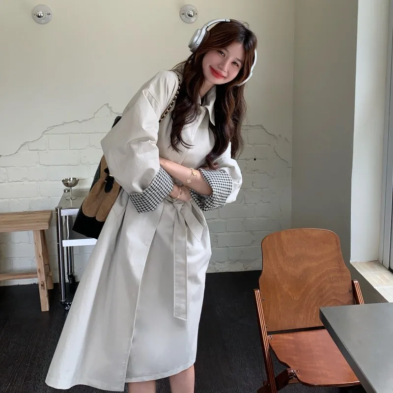 A new youthful versatile comfortable and skin-friendly long beige patchwork windbreaker