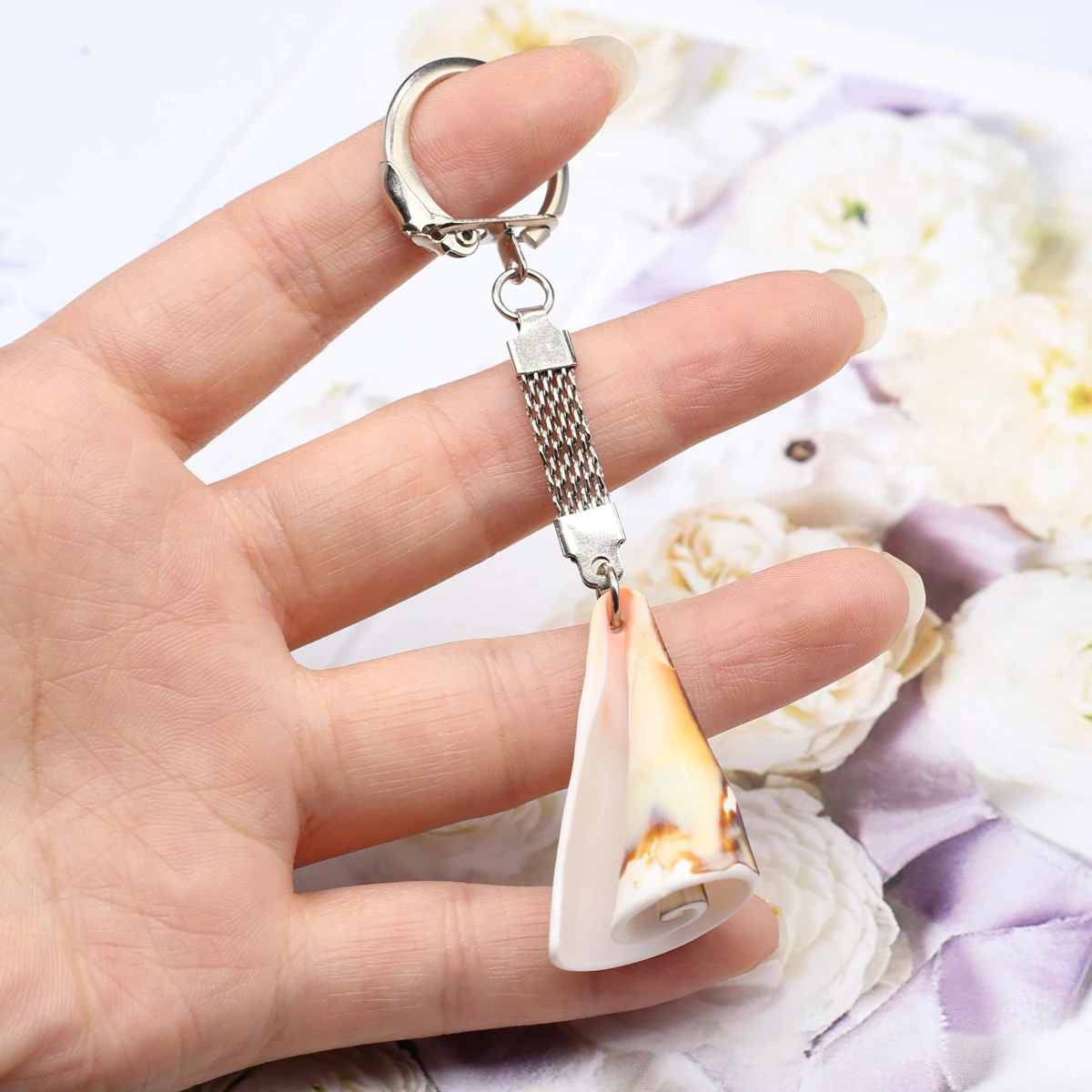 

10pcs/lot Natural Yellow Shell Keychains Conch Shape Shell Keychains for Jewerly Party Best Gift Accessories Wholesale
