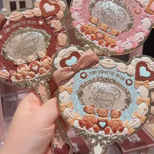Flower Knows Sweetie Bear Collection Espejo de mano 3 tipos Exquisitos herramientas de maquillaje en relieve Lindo espejo de maquillaje HD