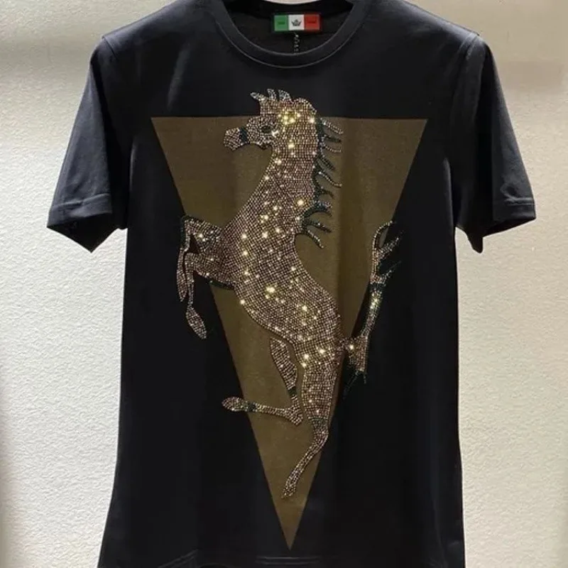 موضة جديدة الحصان الجرافيك الحفر ضوء فاخر قصير الأكمام تي شيرت الرجال Harajuku 2025 الصيف س الرقبة سليم تي شيرت بلايز الملابس