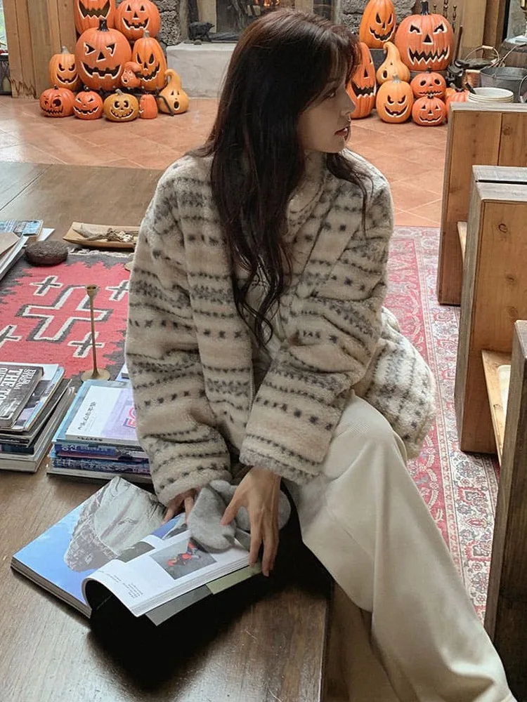 Chic Autumn Winter Lamb Velvet Coat Women's Warm Cotton Jaet Retro Floral Embroidery Commute Sle Suitable for Various Occ...