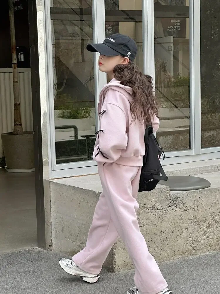 Mädchen-Trainingsanzug mit Kapuze und Schleifendetail – zweiteiliges Outfit im koreanischen Stil mit langärmeliger Jacke und Hose für größere Kinder. – Detail 3