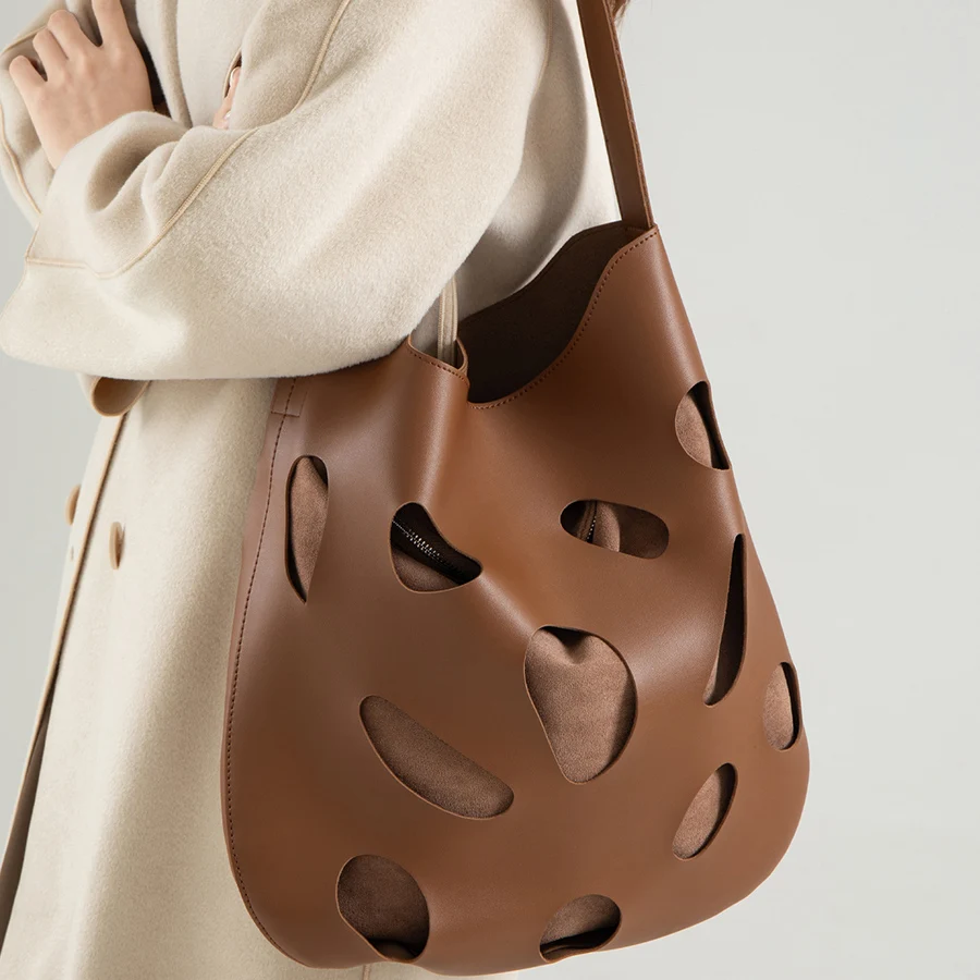 

Модная дизайнерская сумка-тоут с выдолбленным дизайном, элегантная нишевая модная сумка через плечо из искусственной кожи для женщин, однотонные сумки-ведра, сумка