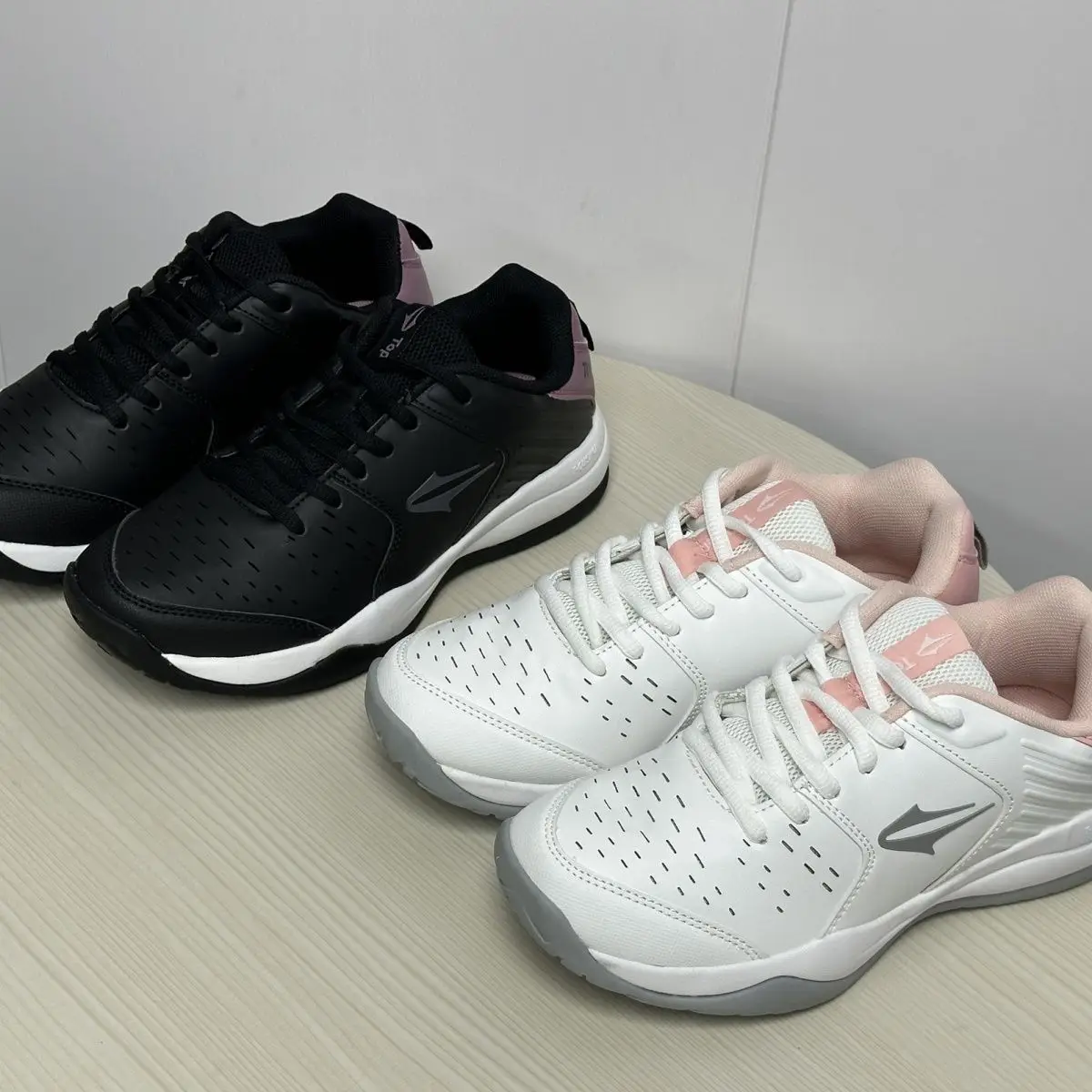 

New badminton shoes Lightweight table tennis sneakers professional athletic men and women unisex sports shoes tennis shoes