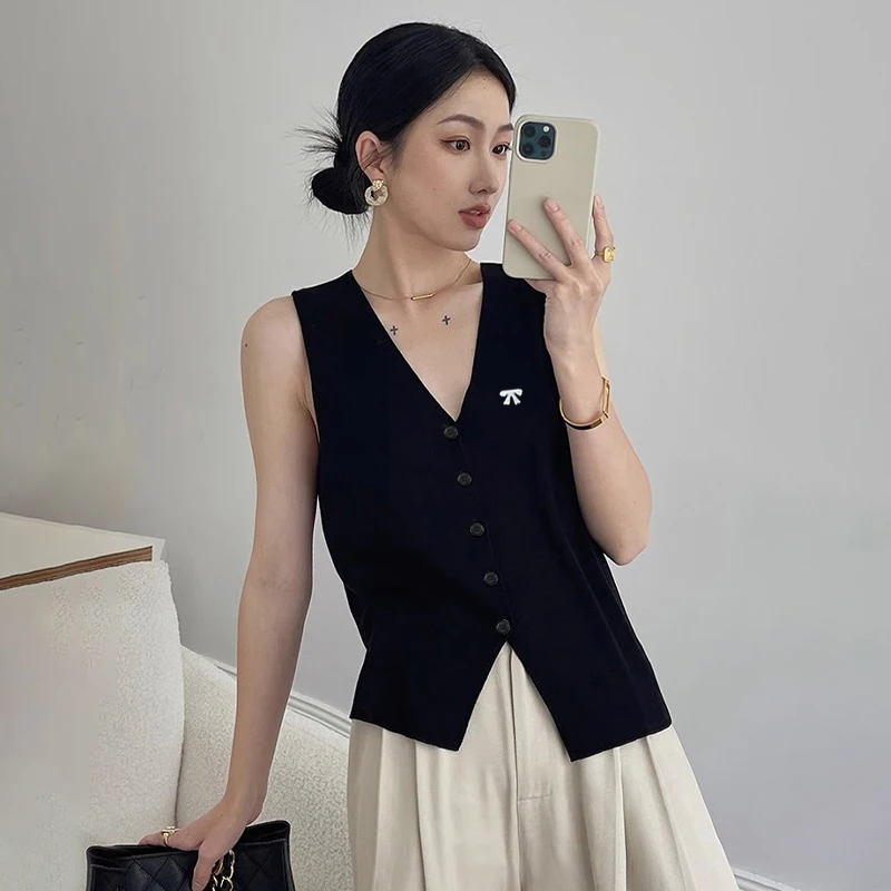 เสื้อกั๊กไหมพรมทรงเข้ารูป คอวีแบบฝรั่งเศส แฟชั่นใหม่ฤดูร้อน 2025 เข้าได้กับทุกชุด