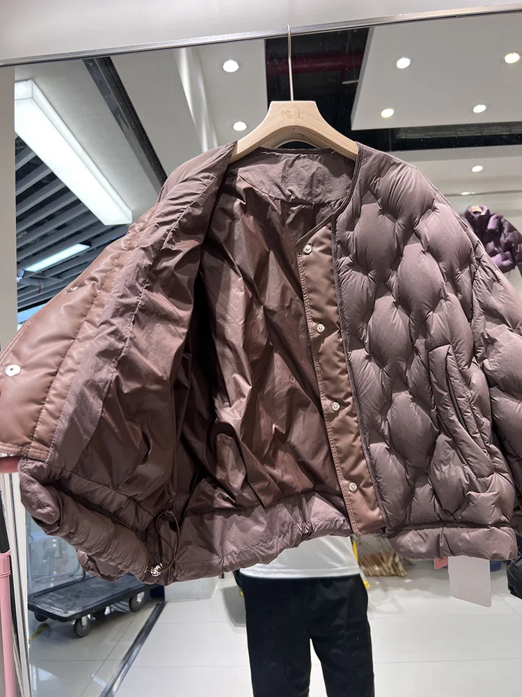 سترة نسائية شتوية جديدة لعام 2025 90 بنمط قصير ورقبة دائرية منقوشة بالألماس فضفاضة وبسيطة سترة بيضاء مبطنة للأسفل #4