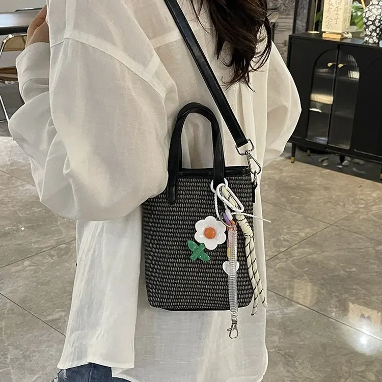 

2025 Winter 689 New P Portable Messenger Bag Commuter Bag Simple Shoulder Bag Large Capacity Armpit Bag