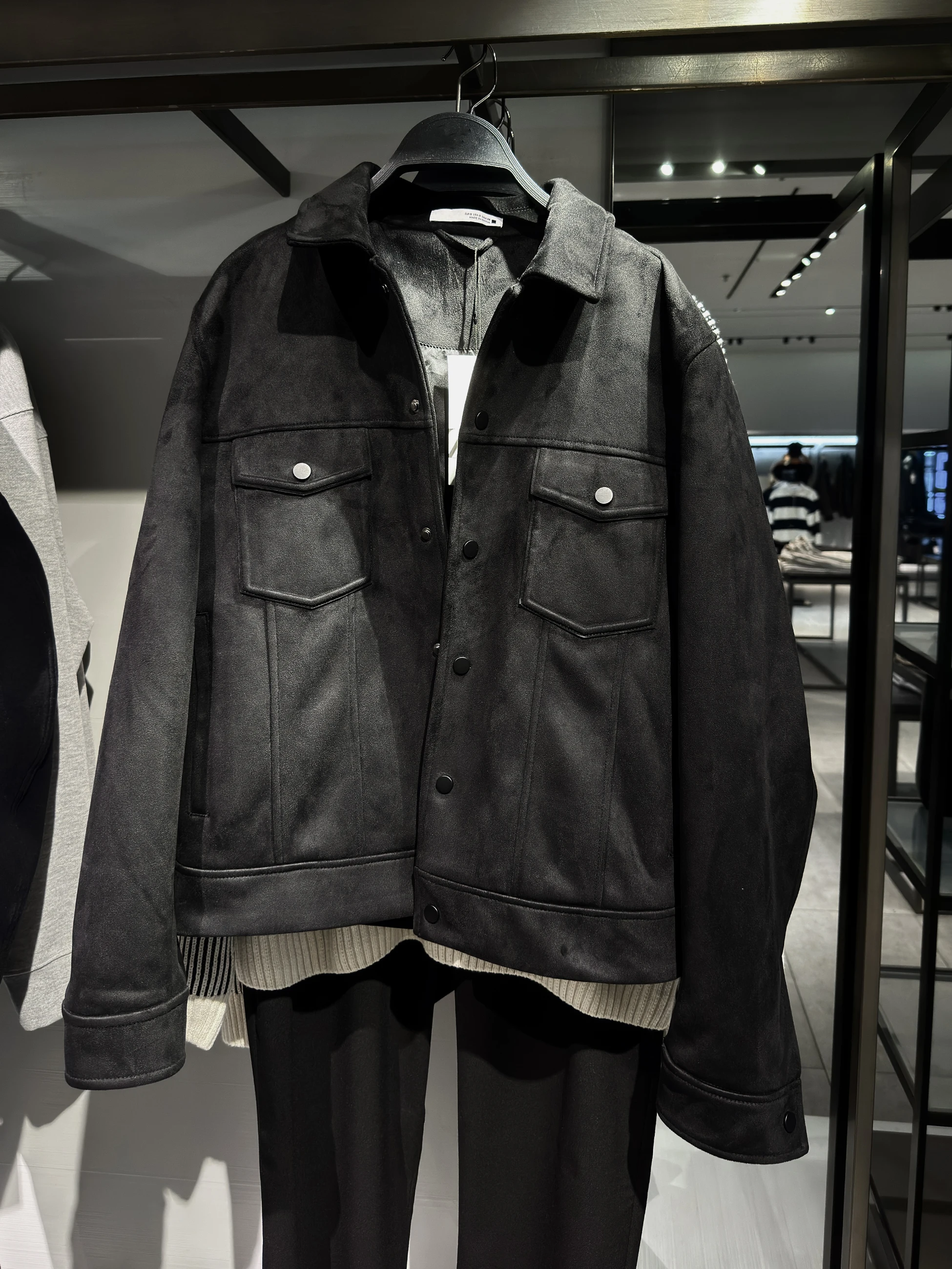 

Новинка осенне-зимнего сезона: мужская куртка с бархатистой текстурой, длинными рукавами, повседневным воротником, застежкой-молнией, приталенного кроя, стандартной длины.