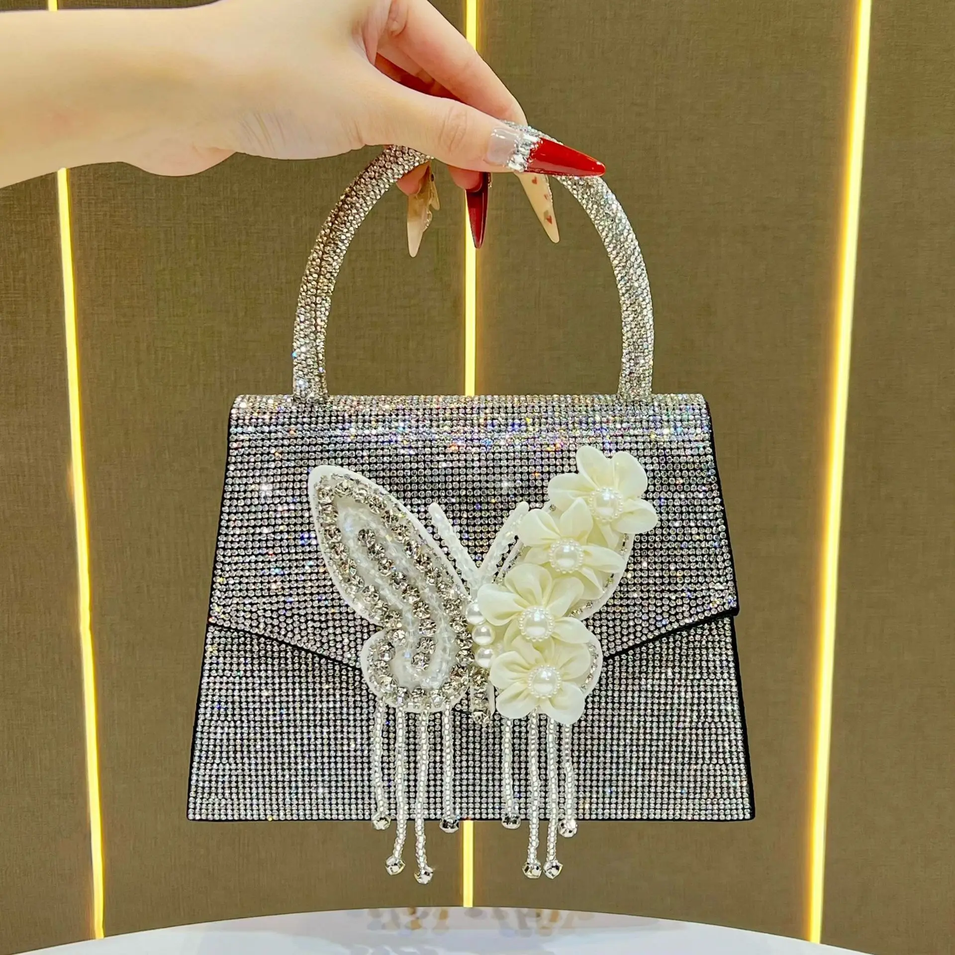 

Новая модная сумочка, высококачественная цепочка, маленькая квадратная сумка, сумочка-бабочка с бриллиантовой инкрустацией, сумка-мессенджер с бахромой для вечерних выходов.