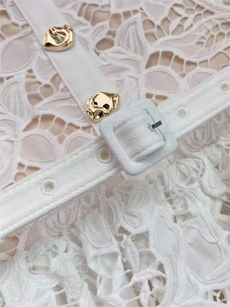 فستان نسائي مطرز بالدانتيل الأبيض وطية صدر السترة من الجانبين الصناعية مزين بفستان قصير أنيق