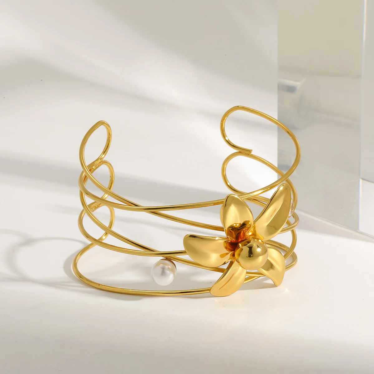 

Elegant Classic Women's Stainless Steel Imitation Pearl Zircon Bracelet Hollow Out Flower Bangle High Quality Fashion Jewelry