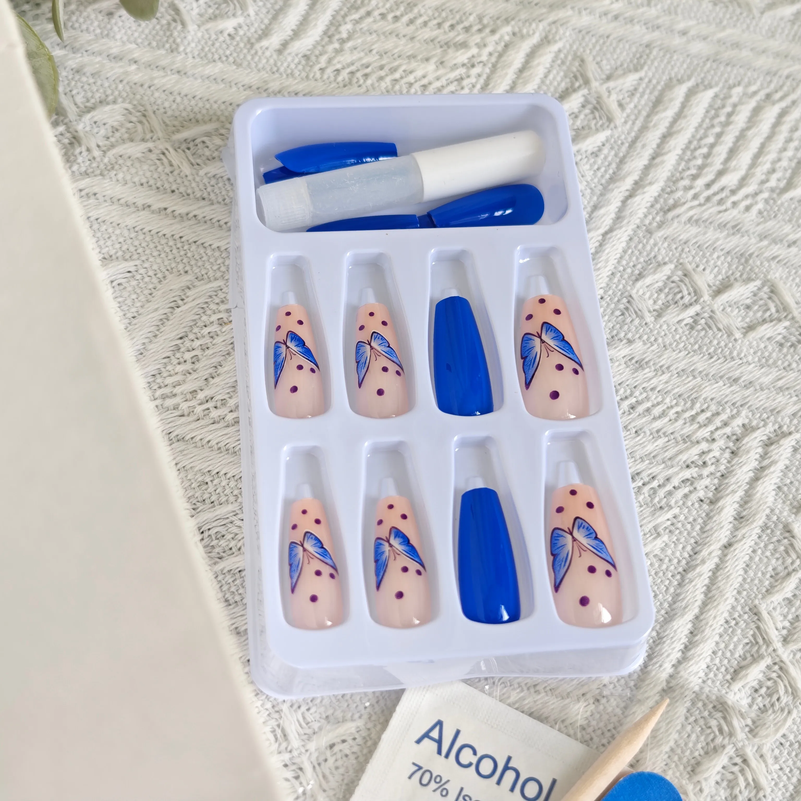 24 قطعة من أظافر الضغط على شكل فراشة زرقاء عصرية، قاعدة زرقاء صلبة وشكل مربع، متوسط الطول وأحجام متنوعة #6