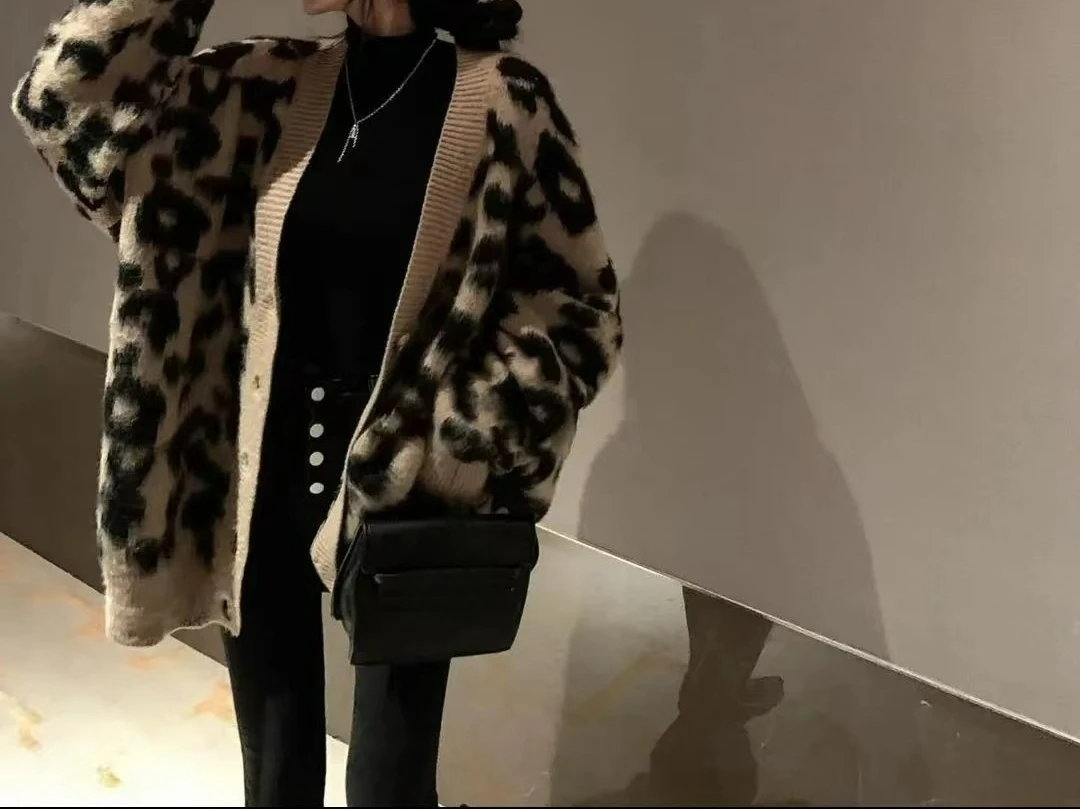 女性のロングヒョウ柄ニットセーター新しい秋冬ルーズファッションセーター V ネック長袖カーディガンコート