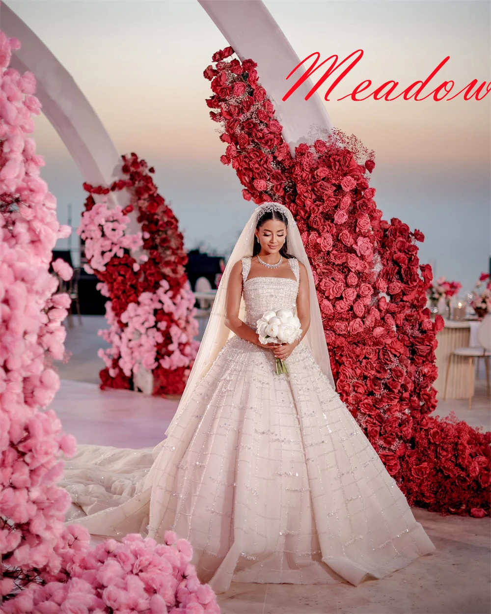 カスタマイズされた絶妙なホワイトオーガンザブライダルドレスエレガントなストラップレスキャップスリーブスパンコールのウェディングドレスチャペルトレインオープンバックドレス