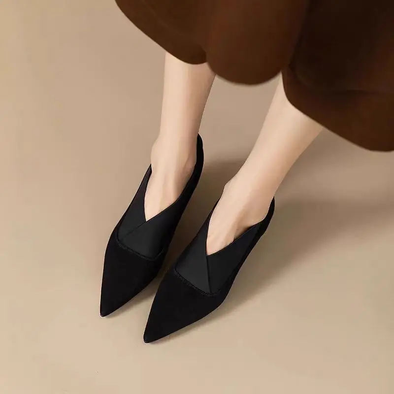 Damen Pumps mit spitzer Zehenpartie und V-Ausschnitt, aus Wildleder und Satin, mit Kitten-Heel, elegante Schuhe für Büro, Party und Abendkleider. – Detail 1