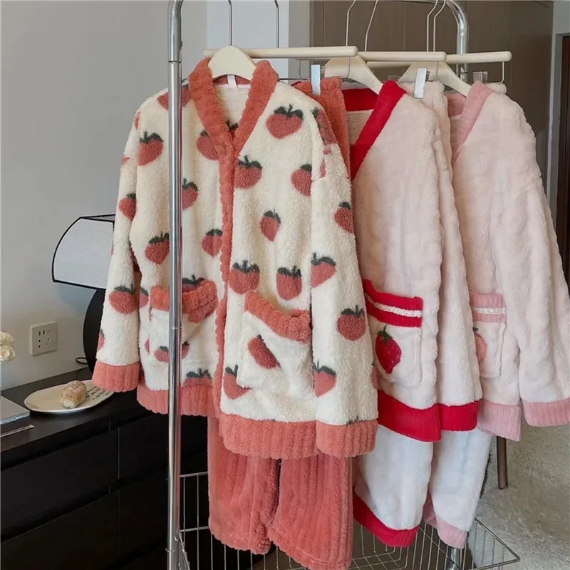 Conjunto de pijama con estampado de fresas para mujer, ropa de dormir de terciopelo polar, traje de Casa esponjoso, ropa de noche cálida coreana,