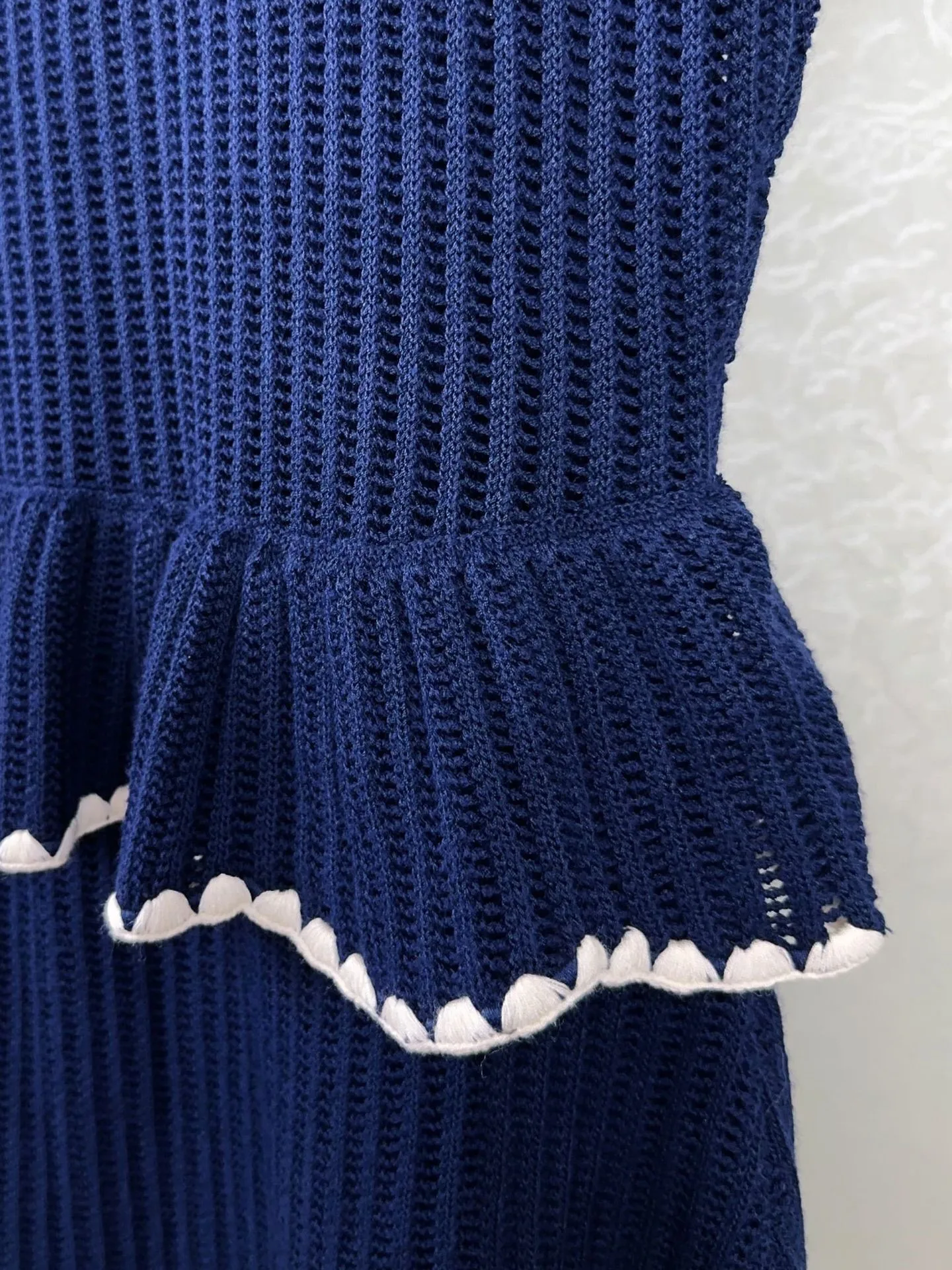 Mini vestido de malha azul marinho feminino, contraste de cor, gola virada para baixo, manga curta, botões frontais, fino, túnica elegante, outono, 2024