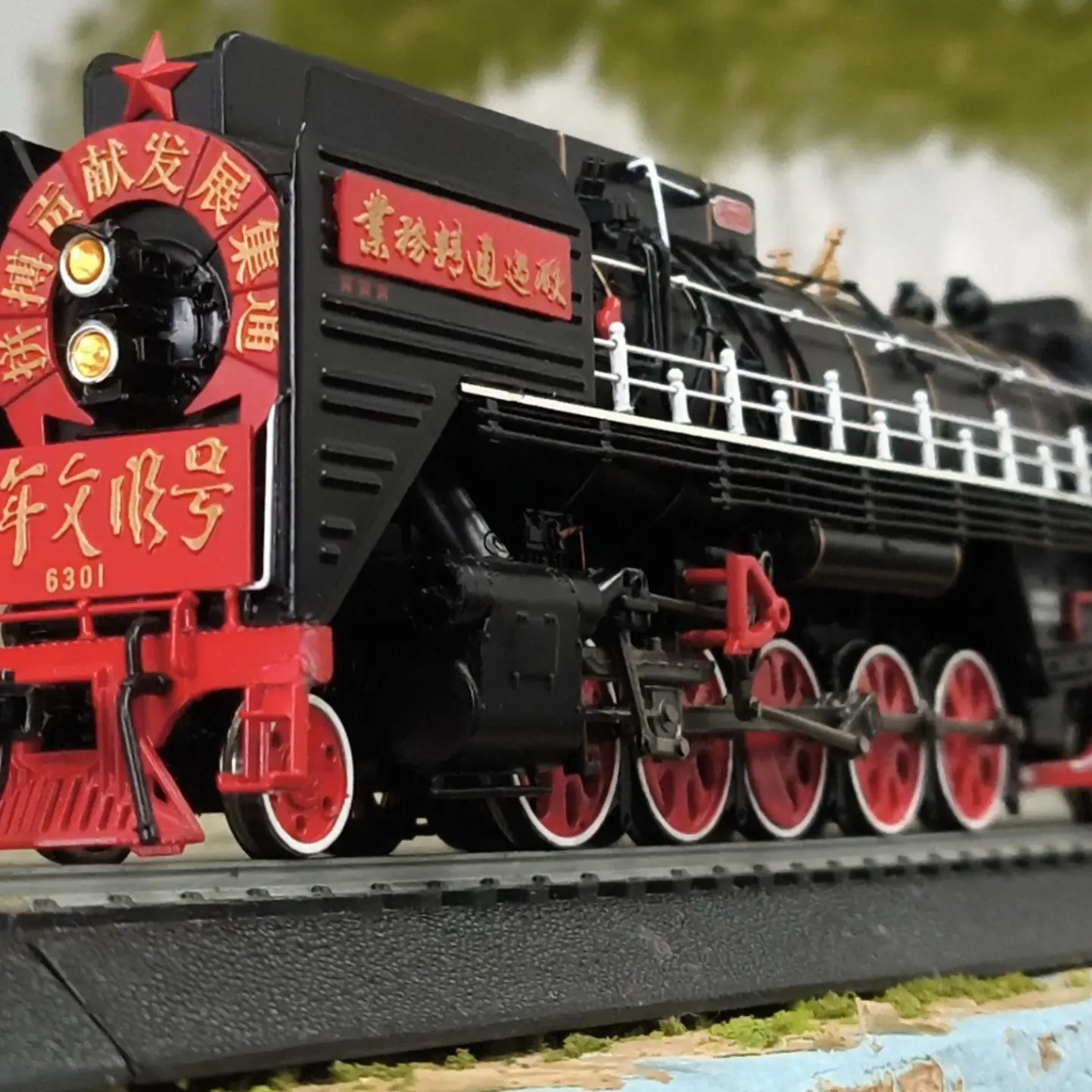 Bachmann HO Scale QJ Class Steam Locomotive #7141 Powered Model with Lights Highly Detailed Train Model