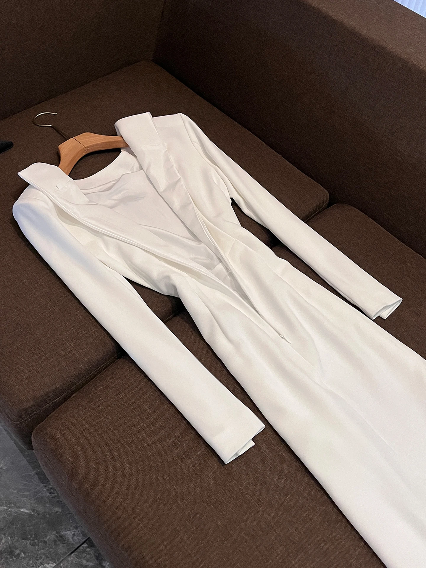 엘레 롱 스웨 플로럴 자수 드 슬릿 AK250 미드 웨이스트 유러피언 슬레 여성 패션 시티 커뮤트 가을 2025