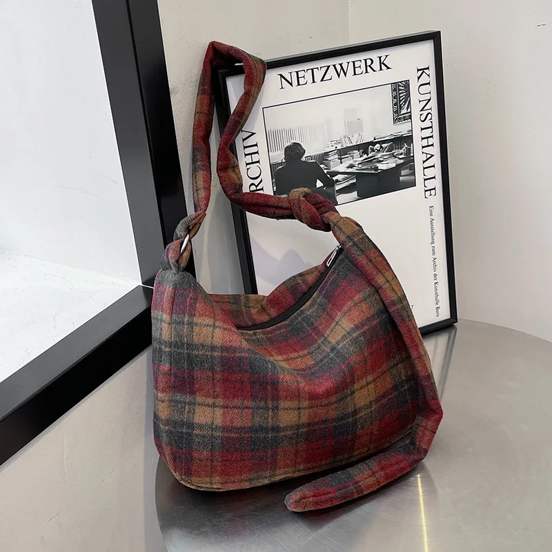 Vintage Tote Bag Winter New Contrasting Color Woolen Large-capacity Messenger Bag Fashionable Versatile Shoulder Women's Bag