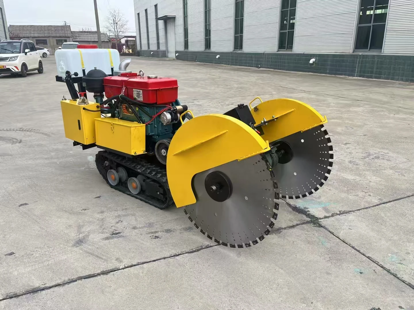 อุตสาหกรรม 800 มม.แผ่นเซาะร่องกรอบเครื่องตัดพื้นคอนกรีตประเภท 38 Twin-Cylinder Crawlerเครื่องตัดถนนเครื่องจักรราคา