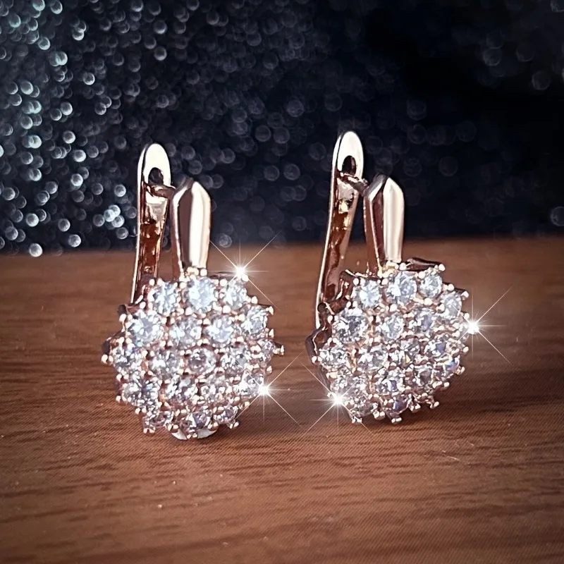 Niedliche kleine weiße Zirkonia-Schneeflocken-Creolen für Damen, charmantes silberfarbenes Hochzeitsschmuck-Geschenk.