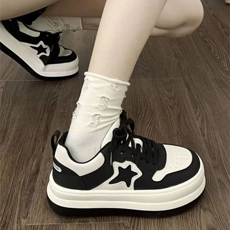 Tênis de plataforma vintage 2023 outono sapatos esportivos femininos casuais apartamentos kawaii preto marrom tênis feminino harajuku vulcanizado