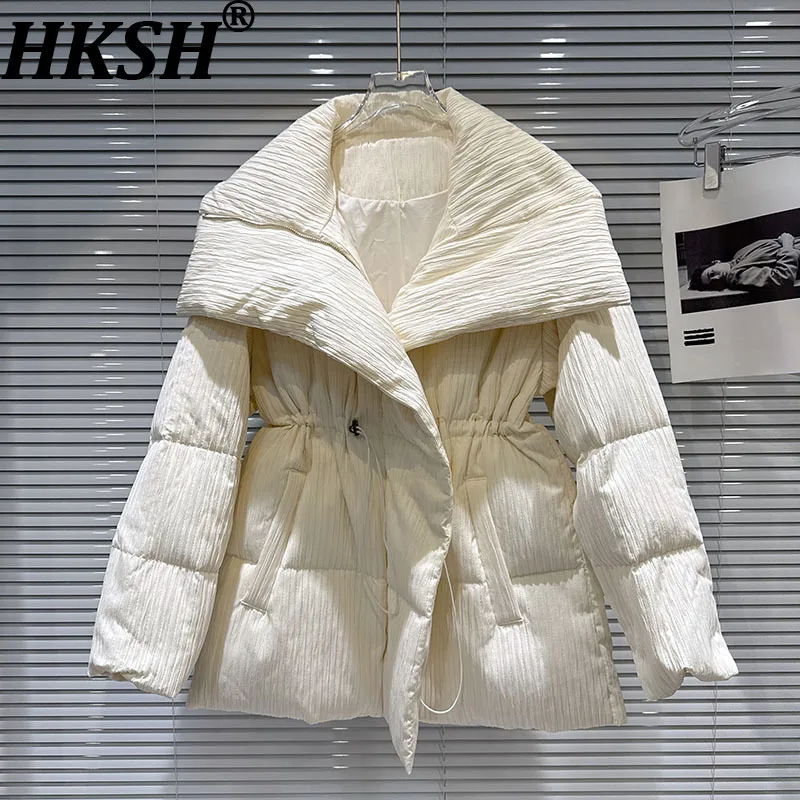 

HKSH 2025 Winter New Women Puffer Jacket Turn-down Collar Solid Color Drawstring Waist Cinching Pockets Casual Warm Coat HK15653