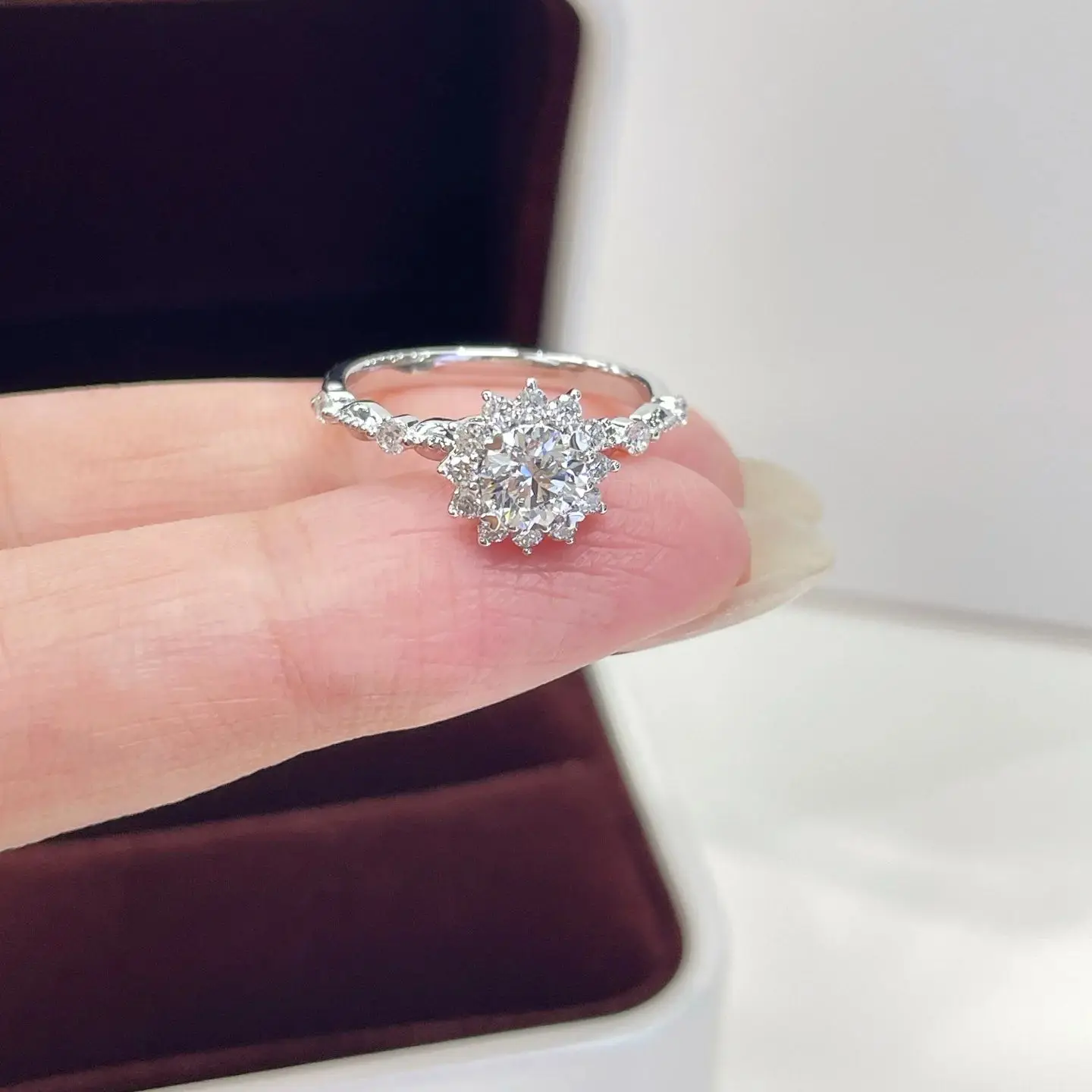 

Customizable 14k/18k Gold 0.5ct Sunflower Shape Laboratory Grown Diamond Engagement Ring for Women with Certificate