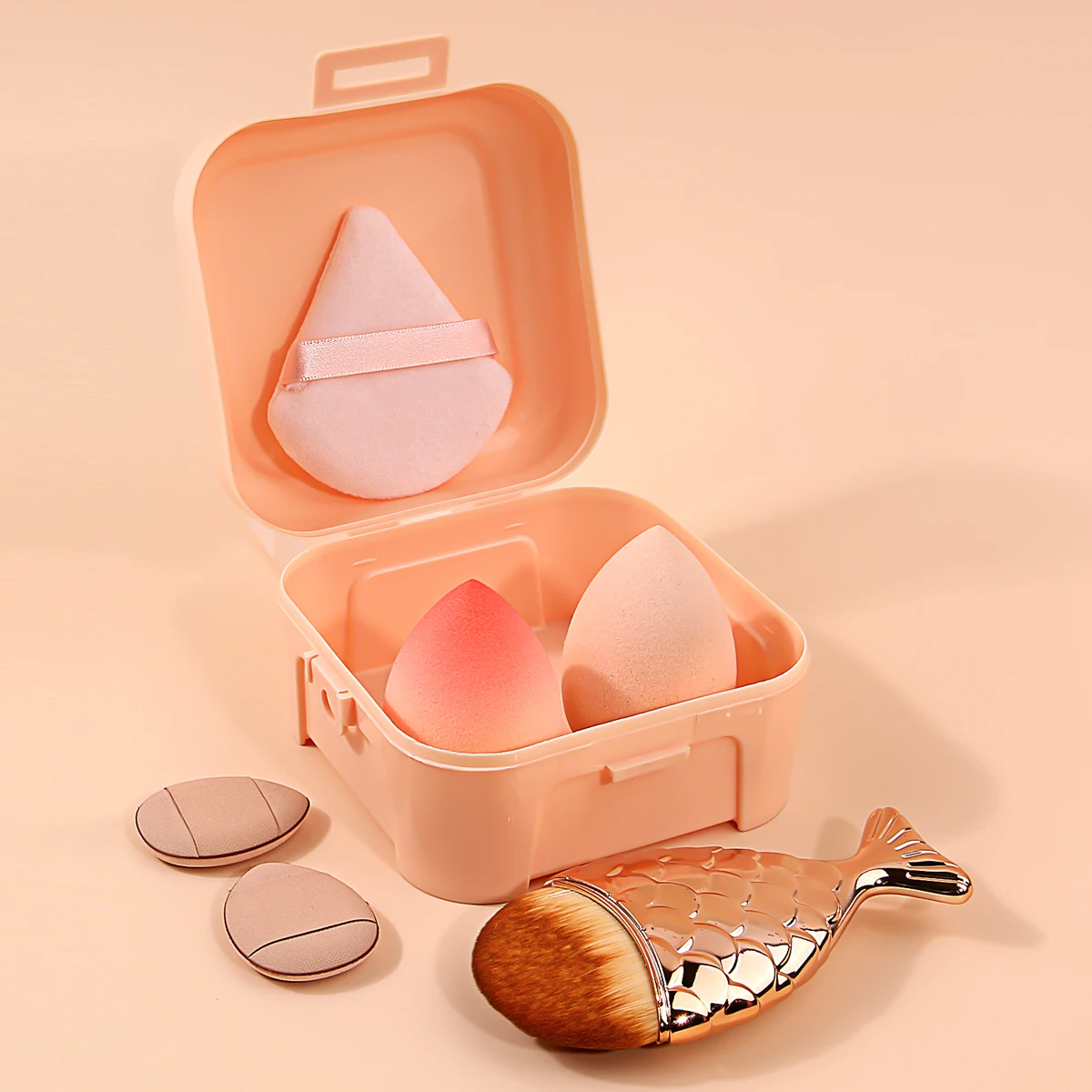 إسفنجة مكياج رقيقة محاصرة عالية الارتداد على شكل بيضة تجميل ناعمة على شكل مثلث مع أداة فرشاة كريم الأساس على شكل ذيل السمكة