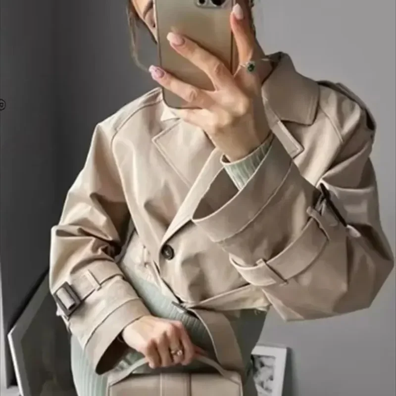 Dámský dlouhý rukáv, odhrnutý límec, krátká bunda, elegantní dvouřadý trenčkot, dámský outfit, pásek, zkrácený kabát, vintage móda - náhled 2