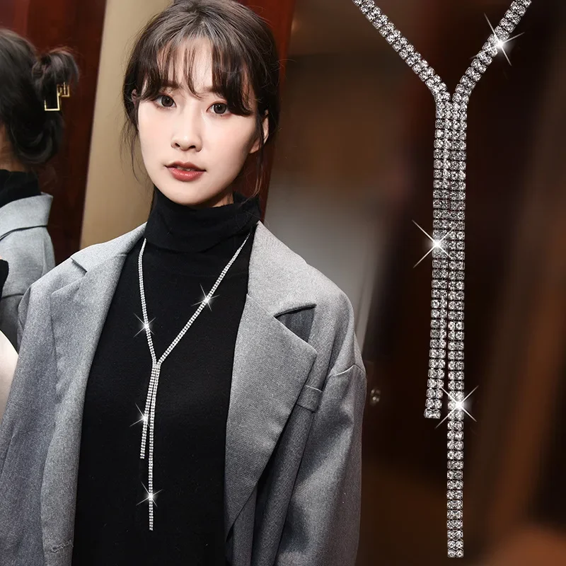 Un'abbagliante collana interamente con diamanti, accessori da donna e una lunga catena maglione con nappe