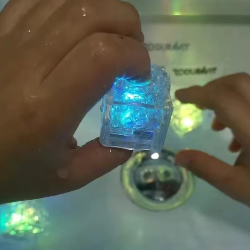 8-delig babybadje LED-oplichtend speelgoed Kleurrijk waterdicht Glow-in-the-Dark speelgoed Perfect voor verjaardags- en kerstcadeaus voor kinderen